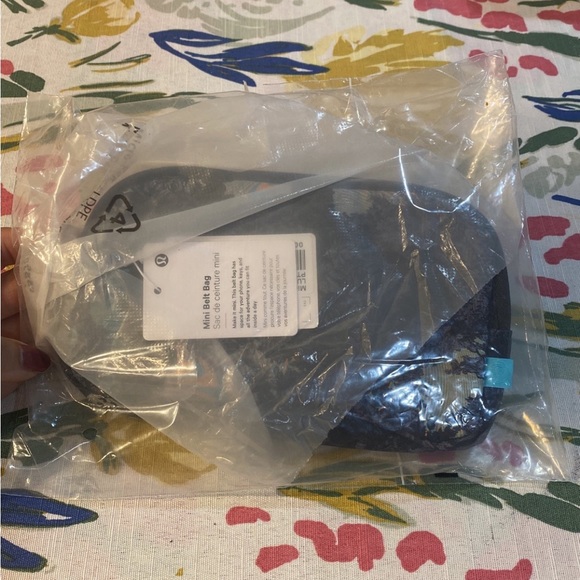 Lululemon Mini Belt Bag - Picture 6 of 6